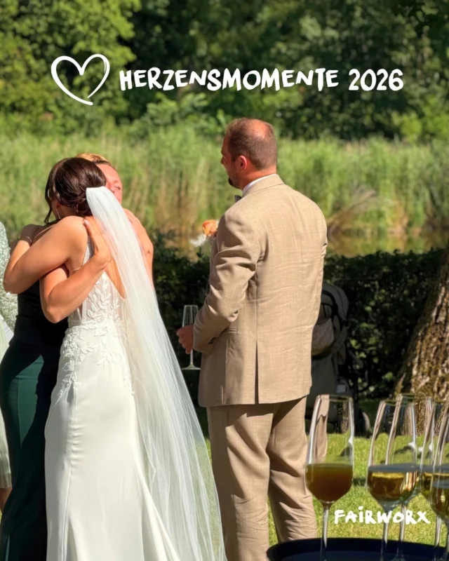 Manche Tage bleiben einfach im Herzen. ♥️ 
Tage, an denen Herzensmenschen zusammenkommen. An denen aus Aufregung plötzlich Freudentränen werden.
Und an denen man sich in die Arme fällt, gemeinsam lacht, anstößt, tanzt.

Genau solche Tage durften wir in dieser Hochzeitssaison immer wieder miterleben.

Ob in der Umformerstation, auf dem Rittergut Altenrode oder zu Hause auf dem eigenen Hof. Jede Hochzeit war großartig. Jede hatte ihre ganz eigene Geschichte und ihre eigenen Herzensmenschen.

Wir sind dankbar für all die Menschen, die uns 2026 ihr Vertrauen geschenkt haben und uns Teil eines so persönlichen Tages sein ließen.
Unsere Hochzeitssaison 2026 geht zu Ende aber ganz viele dieser Momente nehmen wir noch lange mit.

Und vielleicht dürfen wir 2027 auch ein kleines Stück Teil eurer Geschichte sein. 💌 #evenglück #wedding #2026 #fairworx #hochzeit
